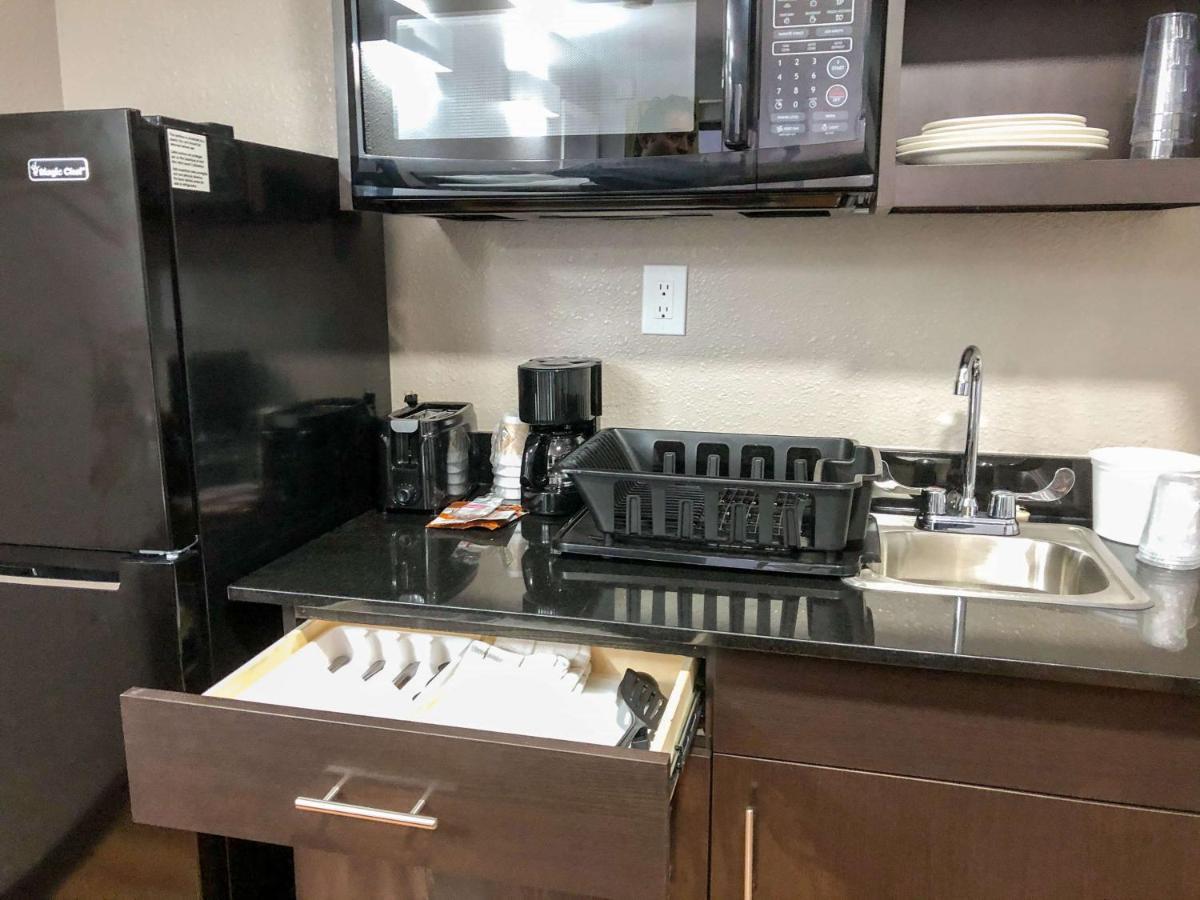 6 Wichita, Ks- Airport Hotel